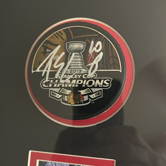 2013 Chicago Blackhawks 17 Secs Autographed Pucks - Picture 6 of 12